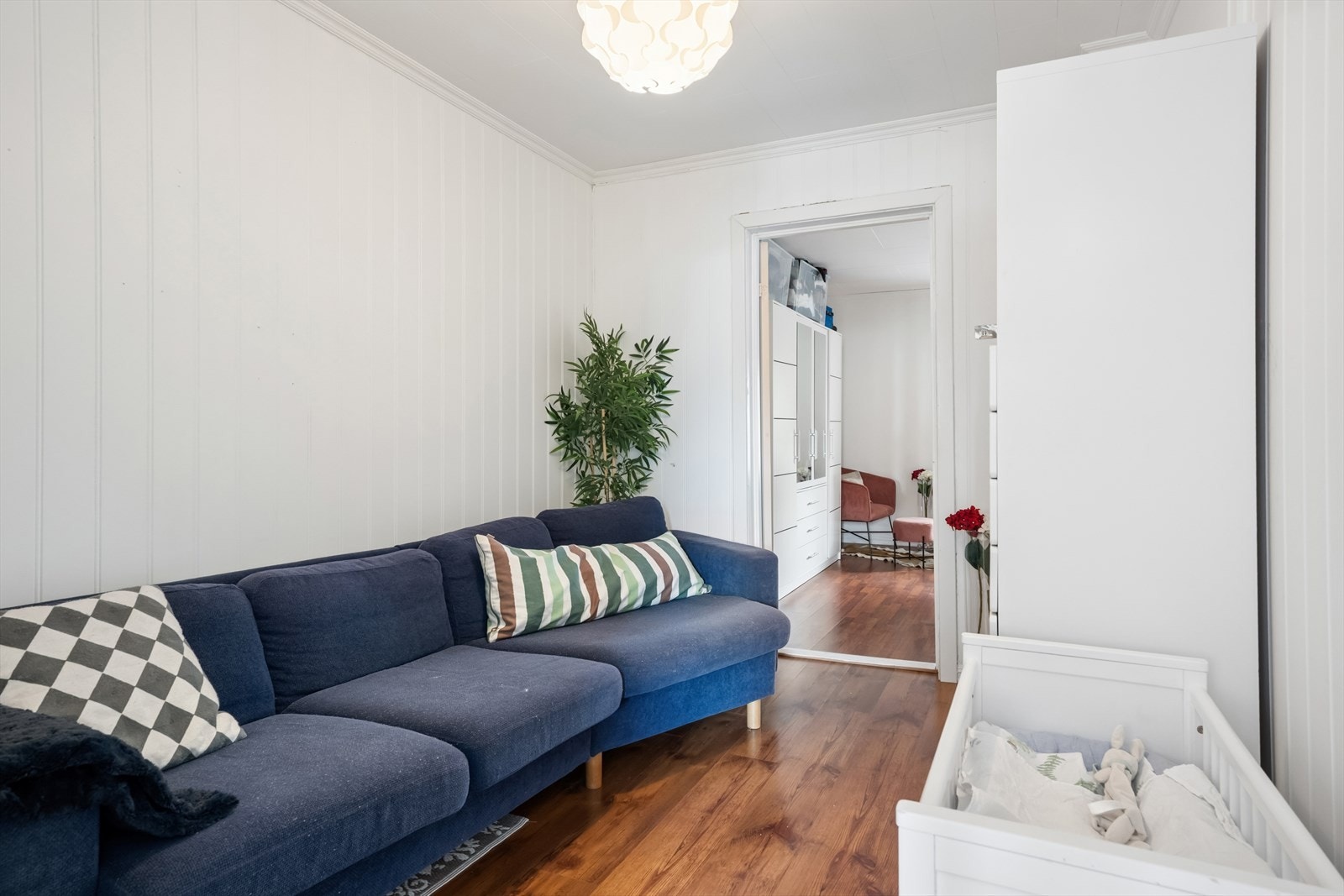 I andre etasje finnes en ekstra stue, ideell som TV-stue eller lekerom. Perfekt for barna eller ungdommen i huset. Galleribilde