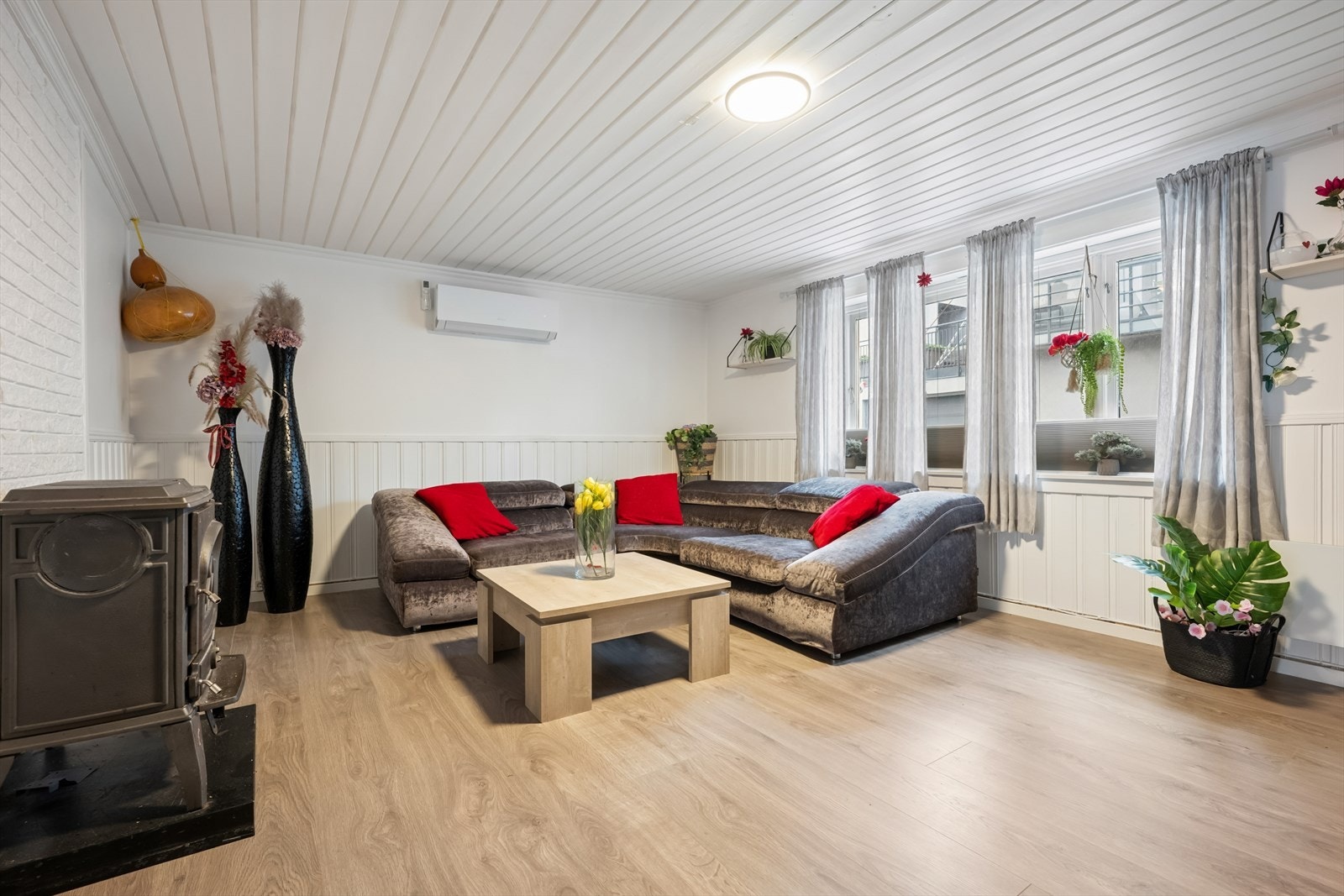 En sjarmerende vedovn gir ekstra varme på kalde dager. En luft-til-luft varmepumpe fra 2023 som sikrer jevn temperatur. Galleribilde