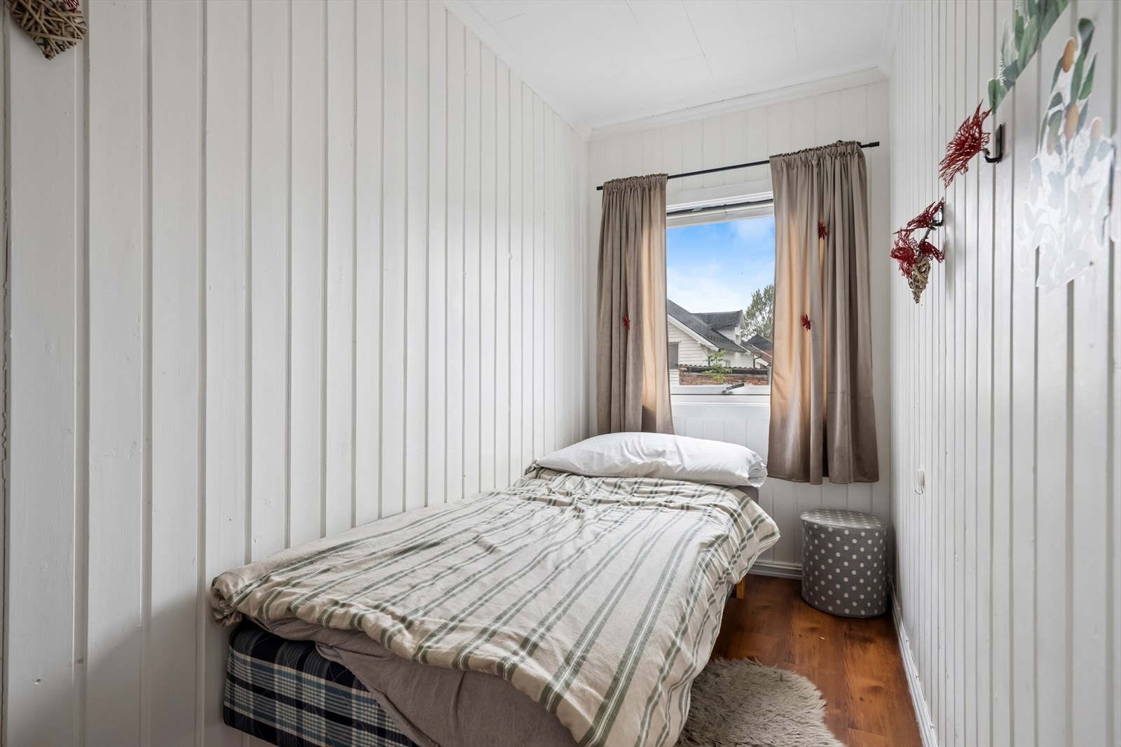 De to øvrige soverommene har laminatgulv og overflater med panel og malte plater. Galleribilde