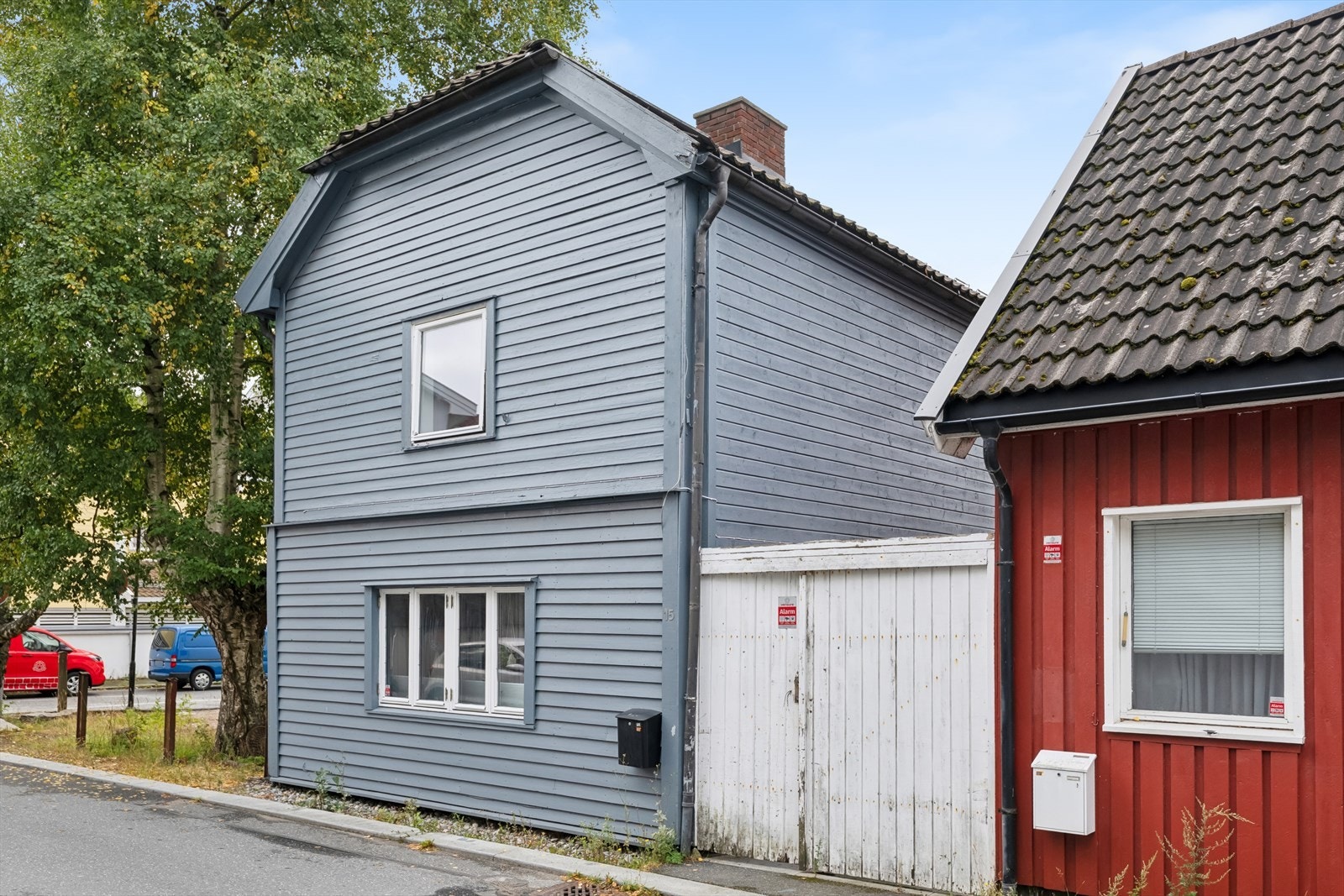 Holmen er et sjarmerende boligområde med hyggelig småhusbebyggelse. Her bor du med kort vei til St. Hansfjellet, elvepromenaden, Tollbodbrygga og byens øvrige servicetilbud. Galleribilde