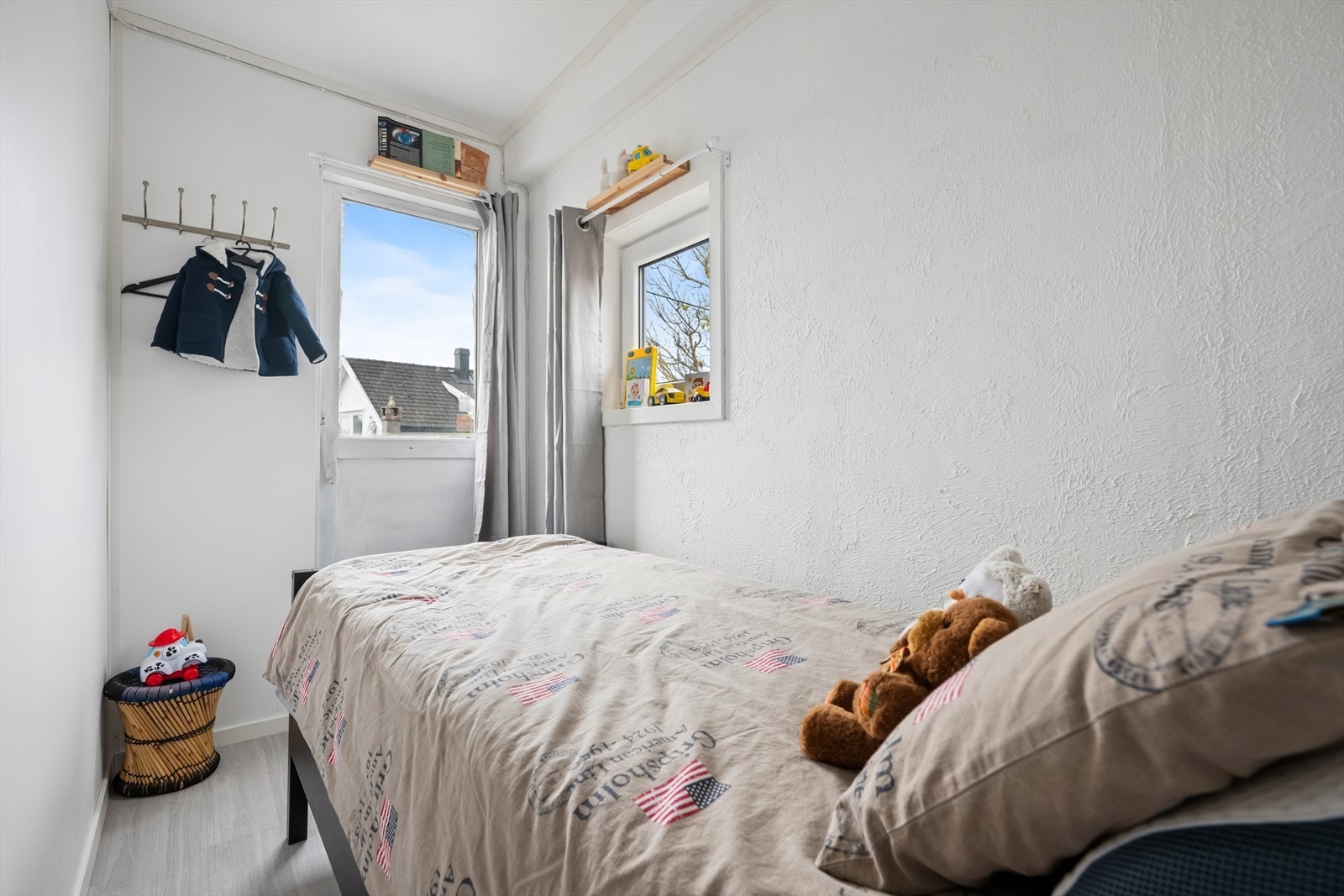 Det gjøres oppmerksom på at ett av soverommene er innredet i en opprinnelig innbygget balkong. Rommet er ikke bruksendret eller godkjent for varig opphold. Galleribilde