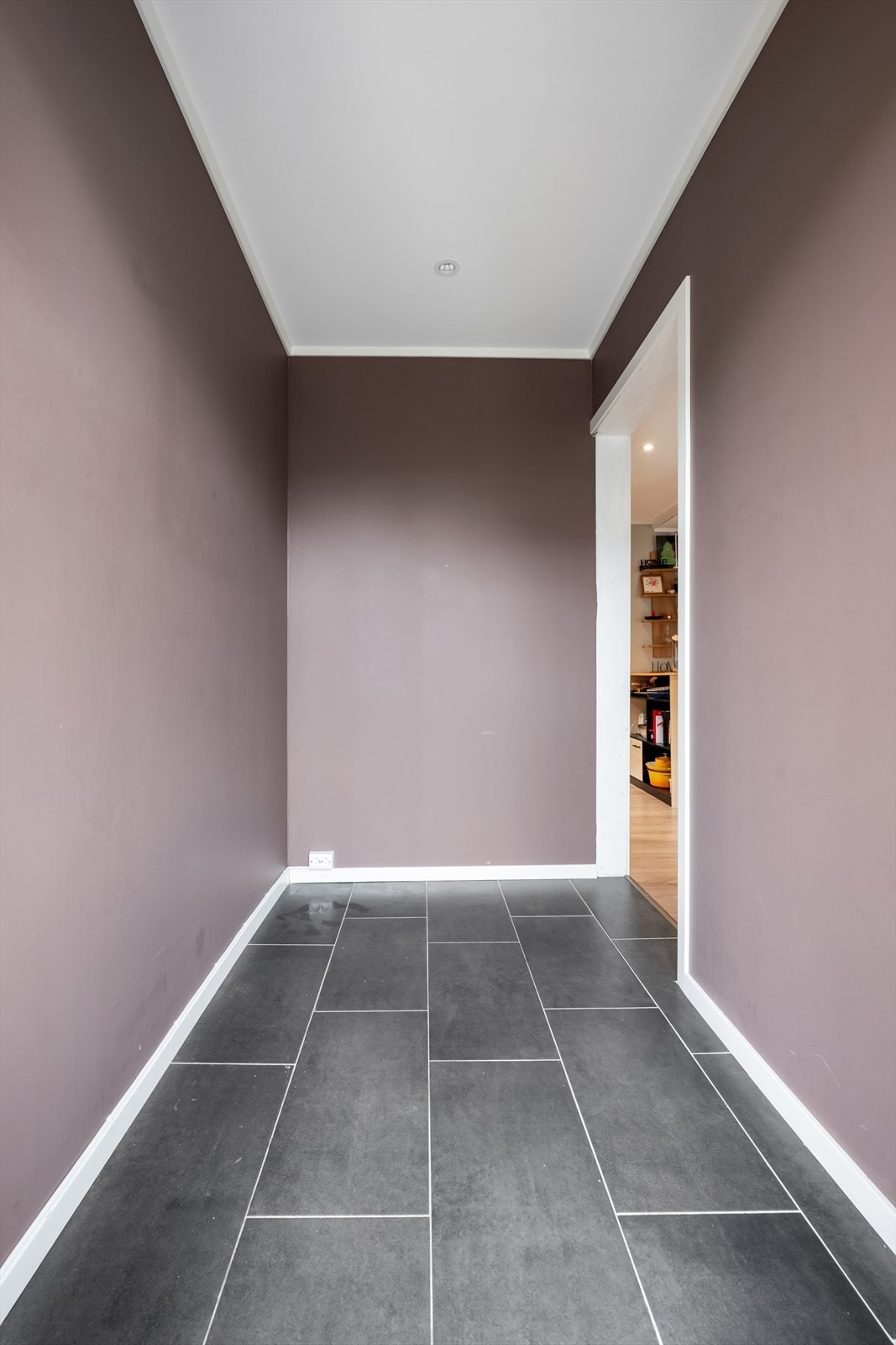 Entréen gir et hyggelig førsteinntrykk med flislagt gulv, malte vegger og malt himling med downlights. Galleribilde