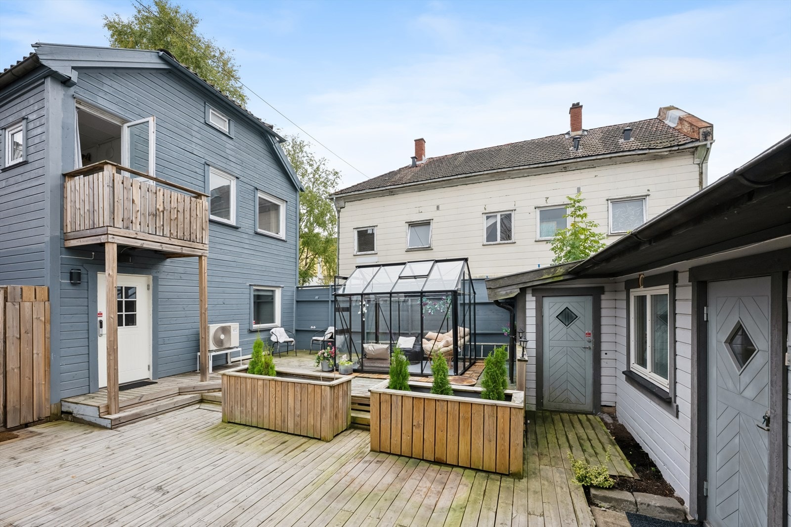 DNB Eiendom ønsker deg velkommen til Myragata 15 på Holmen! Innholdsrik enebolig med en skjermet og romslig bakgård. Galleribilde