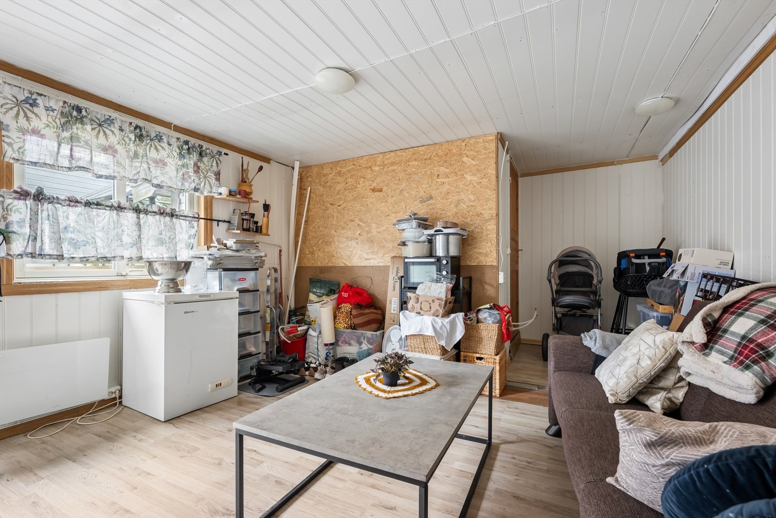 Frittstående uthus/bod på 34 m² gir svært gode lagringsmuligheter. Galleribilde