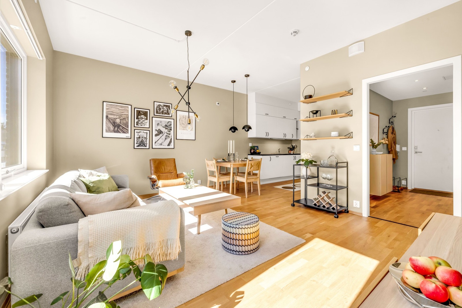 Velkommen til en lys og moderne 2-roms eierleilighet med attraktiv beliggenhet i byggets 7. etasje. Galleribilde