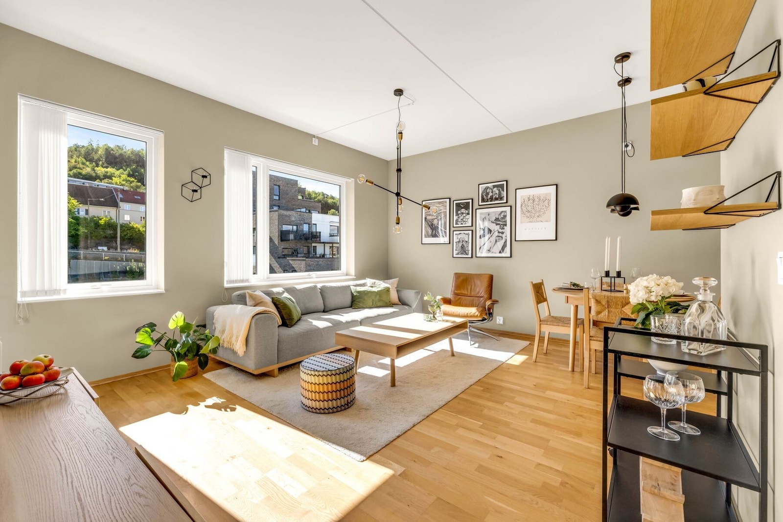 Stuen har gode møbleringsmuligheter med plass til både en komfortabel sofagruppe, TV-løsning og spisemøblement Galleribilde