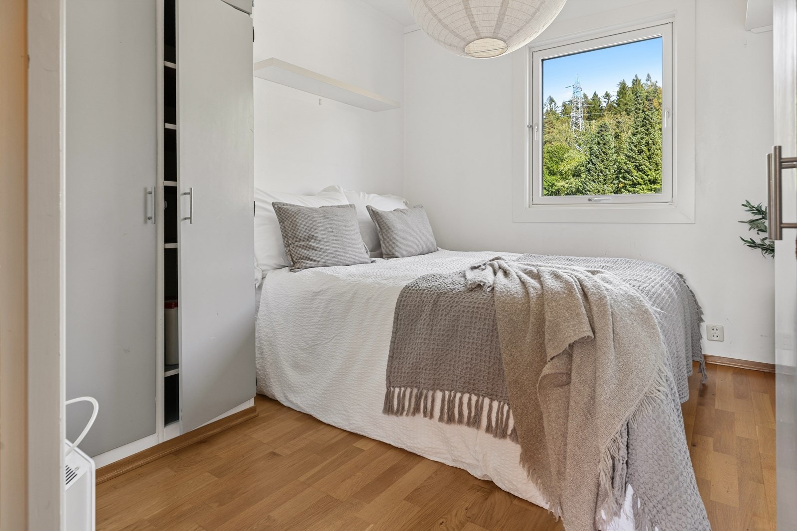 Soverommet har plass til dobbeltseng og garderobeskap, med vindu vendt mot rolige omgivelser. Galleribilde