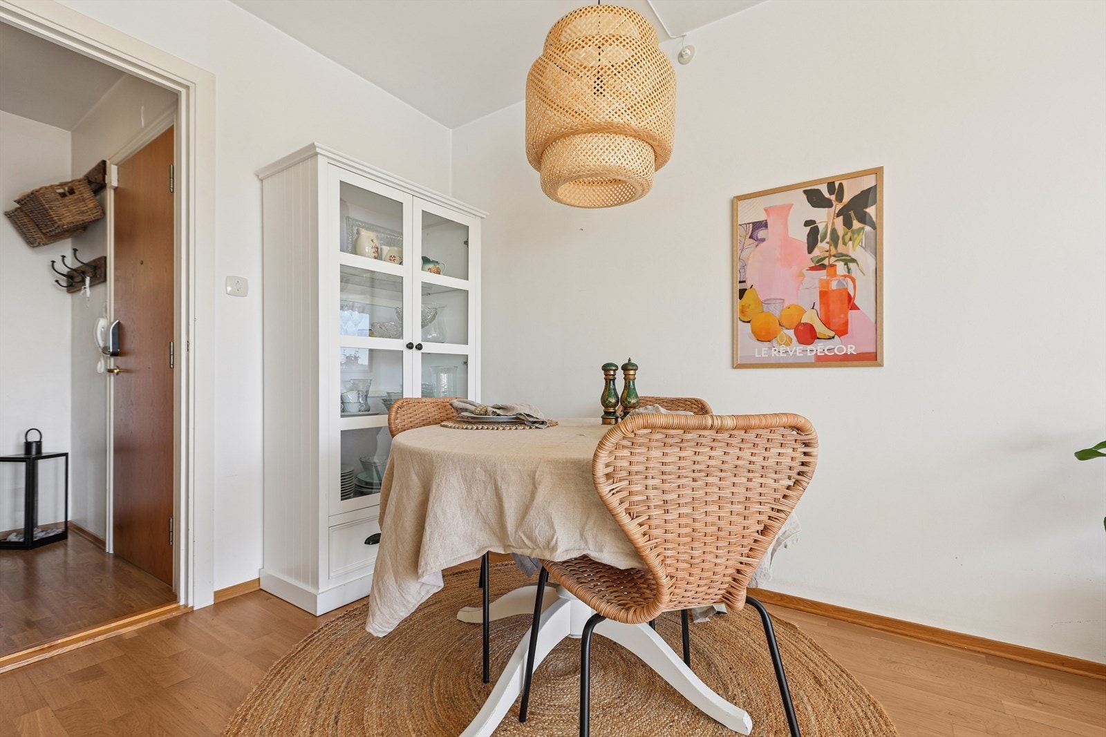 Hyggelig spisekrok med plass til rundt spisebord og vitrineskap. Galleribilde