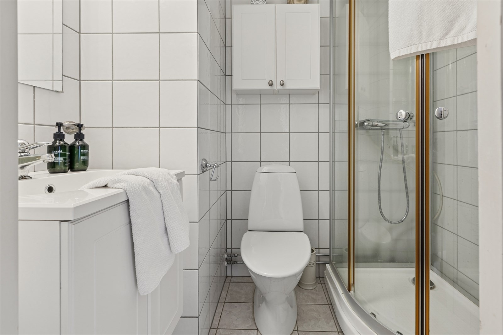 Flislagt bad oppført i regi av borettslaget i 2004, innredet med servantskap, wc og dusjkabinett. Galleribilde