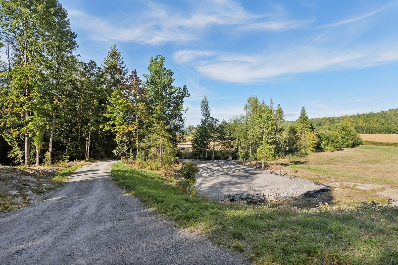 Eiendommen byr på et fantastisk og usjenert tun, omgitt av vakker natur og med en sjelden følelse av ro og privatliv. Galleribilde