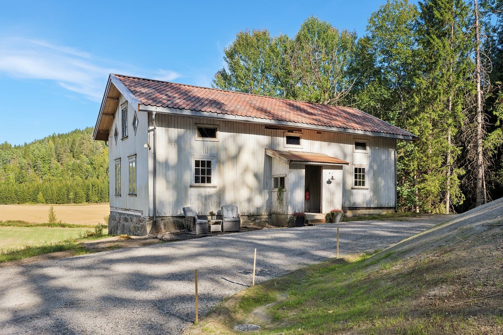 Boligen, opprinnelig oppført omkring 1880, er under en omfattende restaurering hvor mye av det mest tidkrevende og kostnadskrevende grunnarbeidet allerede er utført. Galleribilde