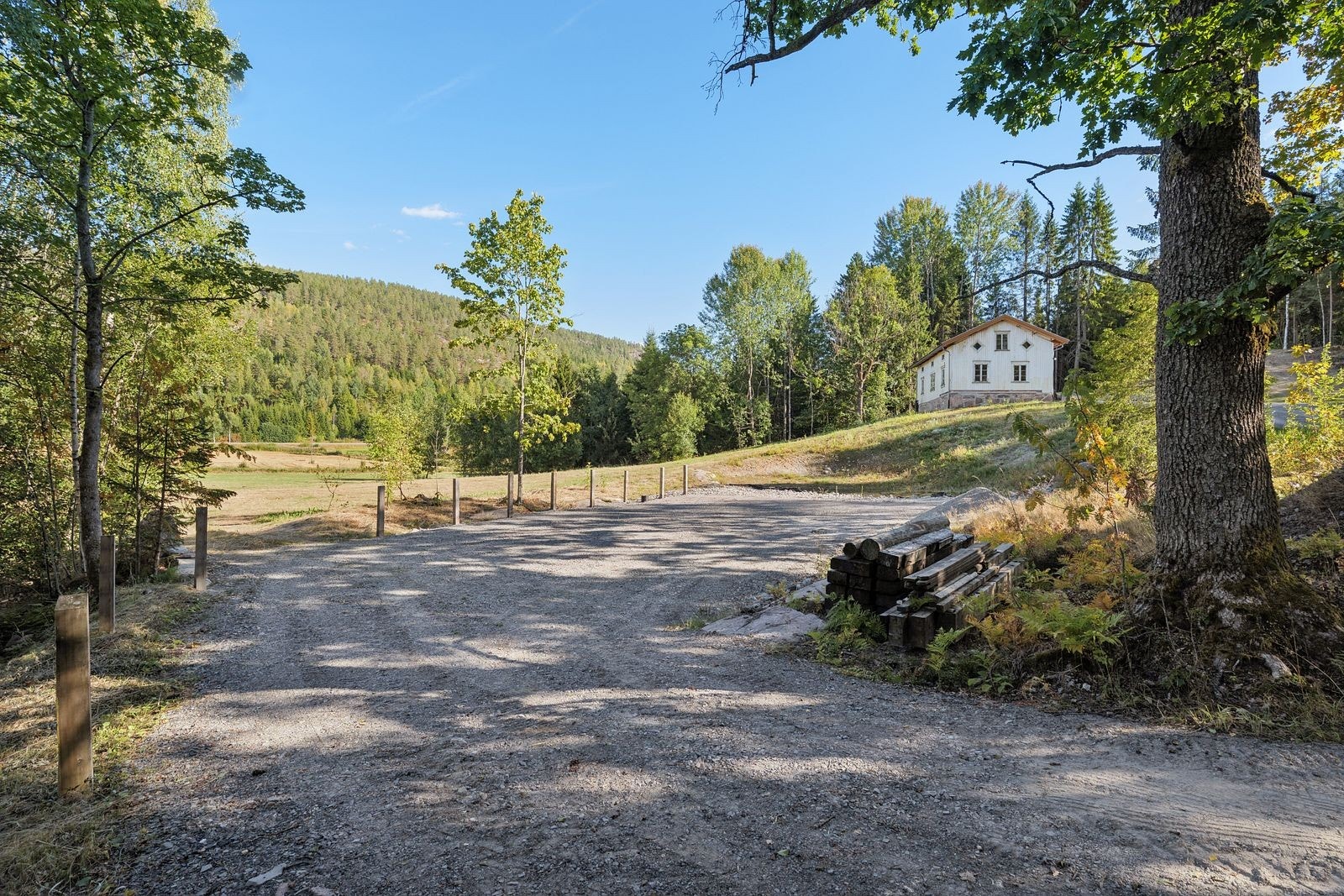 For den som ønsker å utvikle småbruket videre, foreligger det igangsettingstillatelse for oppføring av driftsbygning med BYA på ca. 150 m². Se komplett salgsoppgave for ytterligger informasjon. Galleribilde