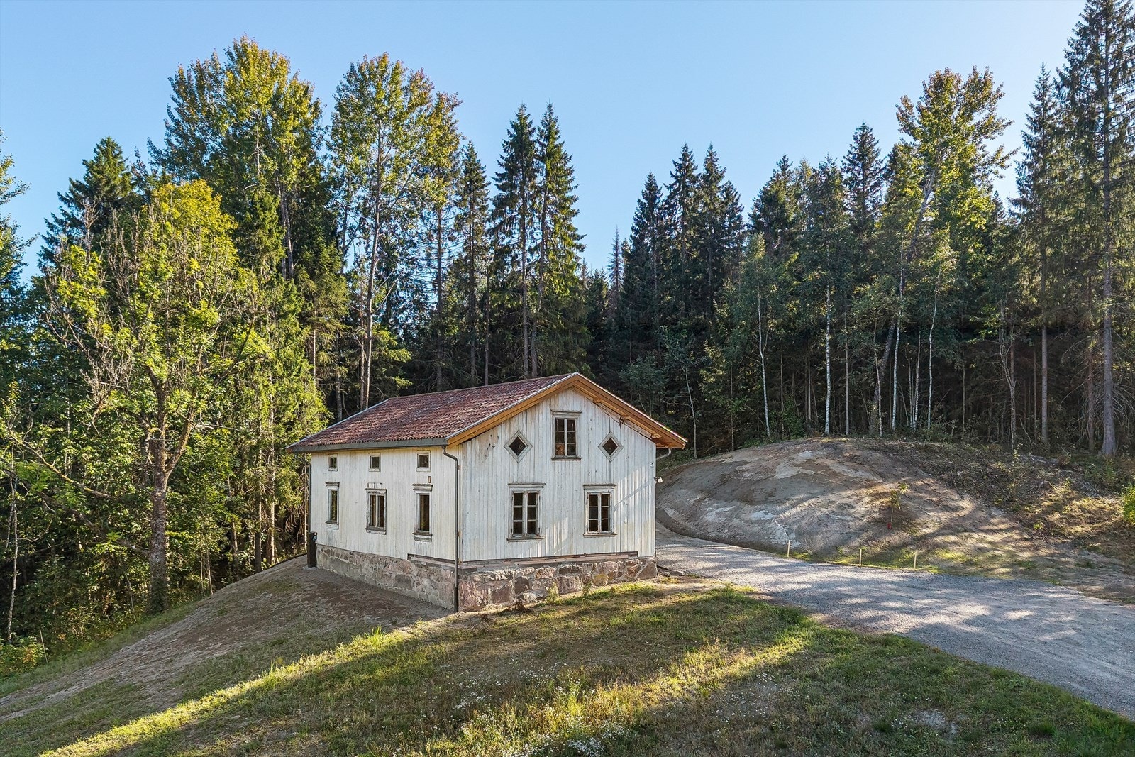 Tomten er per i dag bebygget med en bolig som er under renovering, hvor det er utført omfattende grunnleggende arbeider og øvrige forberedende tiltak på bygning og tomt. Galleribilde