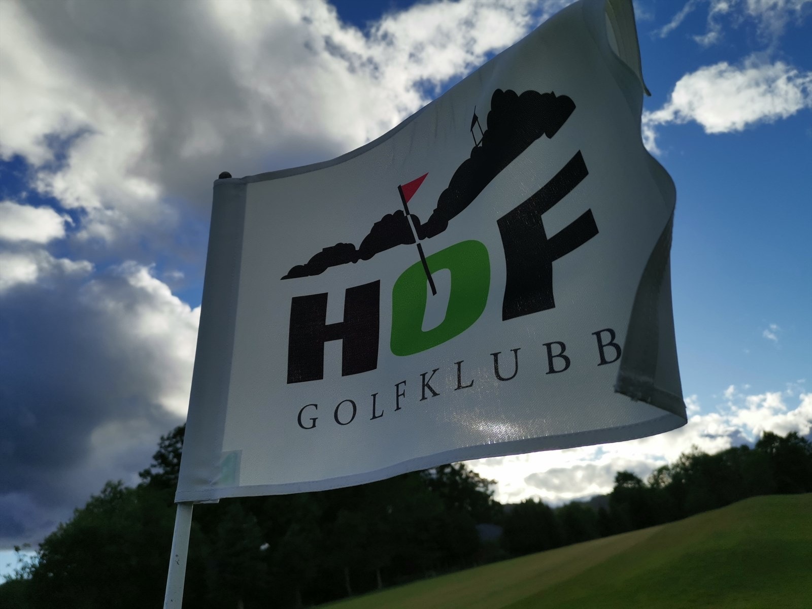 For den golfinteresserte ligger Hof Golfklubb kun en kort kjøretur fra eiendommen, med et flott anlegg som byr på gode opplevelser gjennom hele golfsesongen. Galleribilde