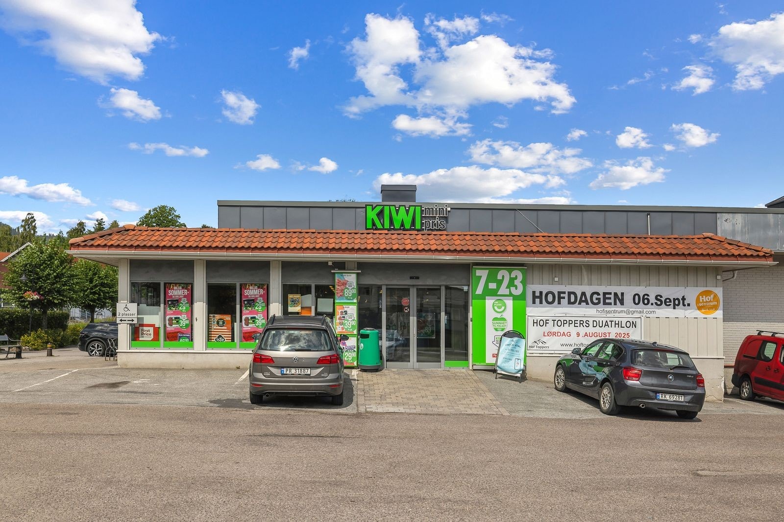 Eiendommen har en landlig, men samtidig sentral beliggenhet med kort kjøretur til dagligvarebutikkene i både Hof sentrum og Sundbyfoss. Galleribilde