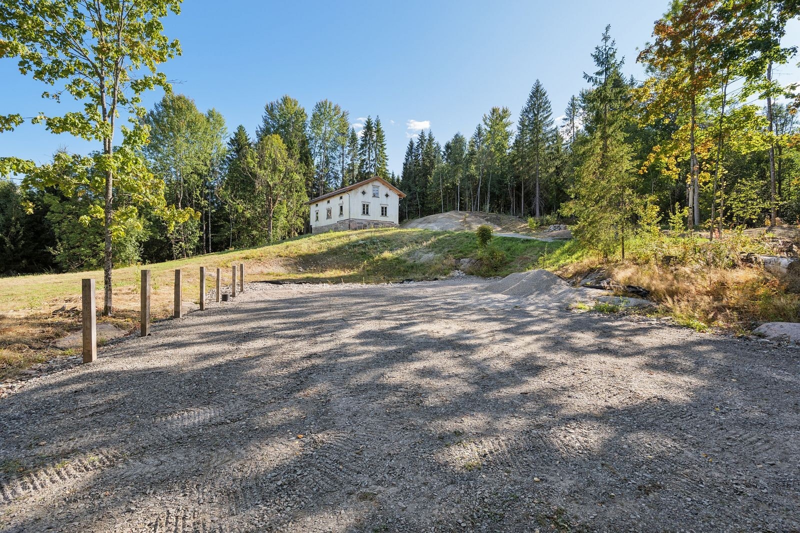 Det er utført betydelige grunnarbeider på tunet og etablert opparbeidet areal til dette formålet. Dette gir attraktive muligheter for eksempelvis hobbylandbruk, verksted, dyrehold, lagringsplass eller annen bruk tilpasset eiendommens karakter og behov. Galleribilde