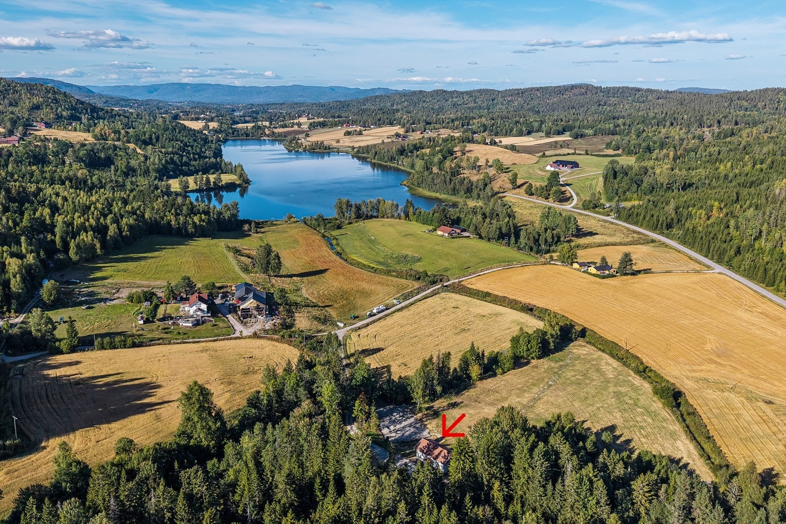 Eiendommen består av et idyllisk småbruk på ca. 23 995,5 m², beliggende i fredelige og naturskjønne omgivelser på Vassås. Galleribilde
