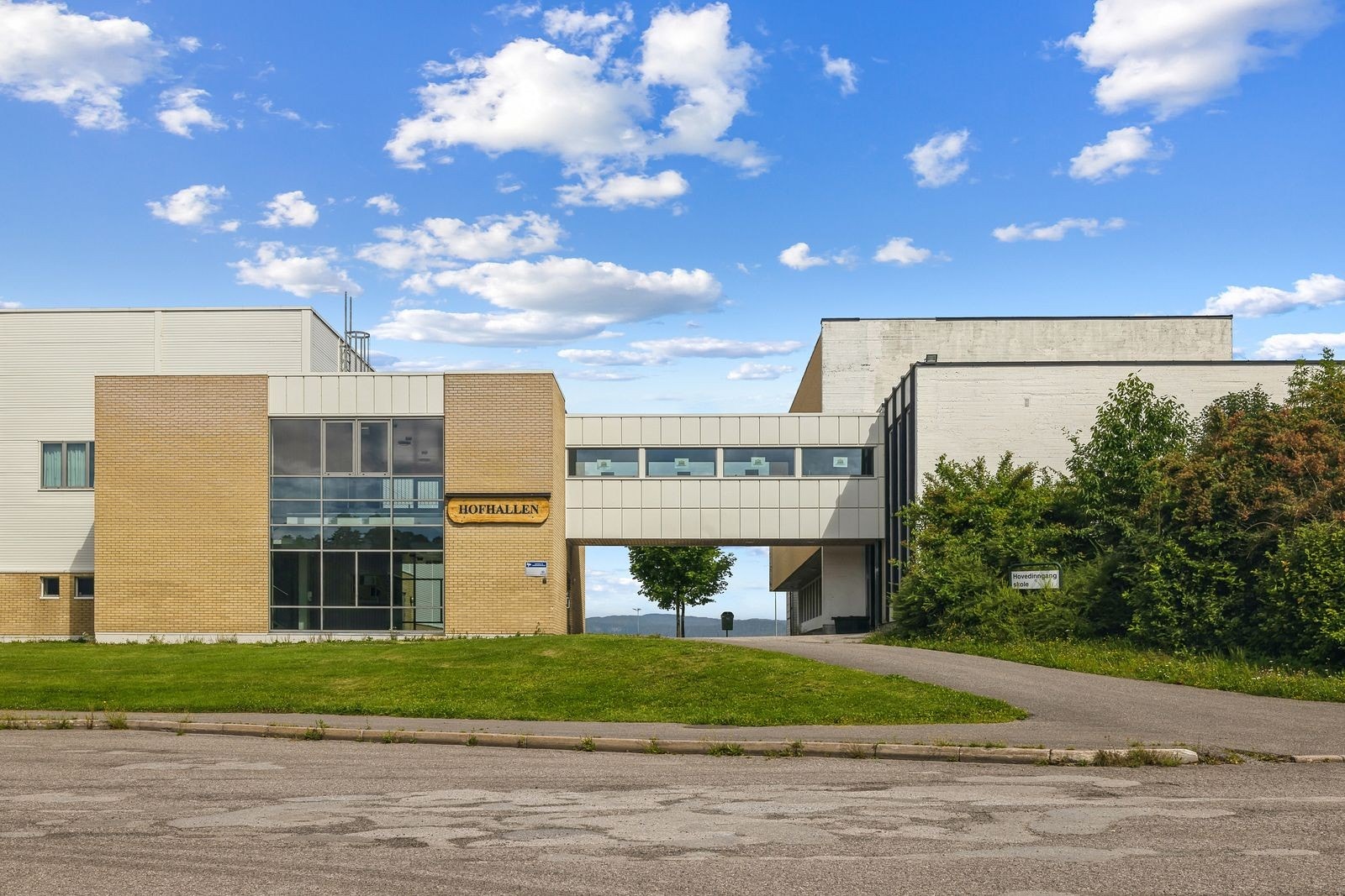 Hofhallen er beliggende ved Hof barneskole og barnehage kun en kort kjøretur fra eiendommen. Galleribilde
