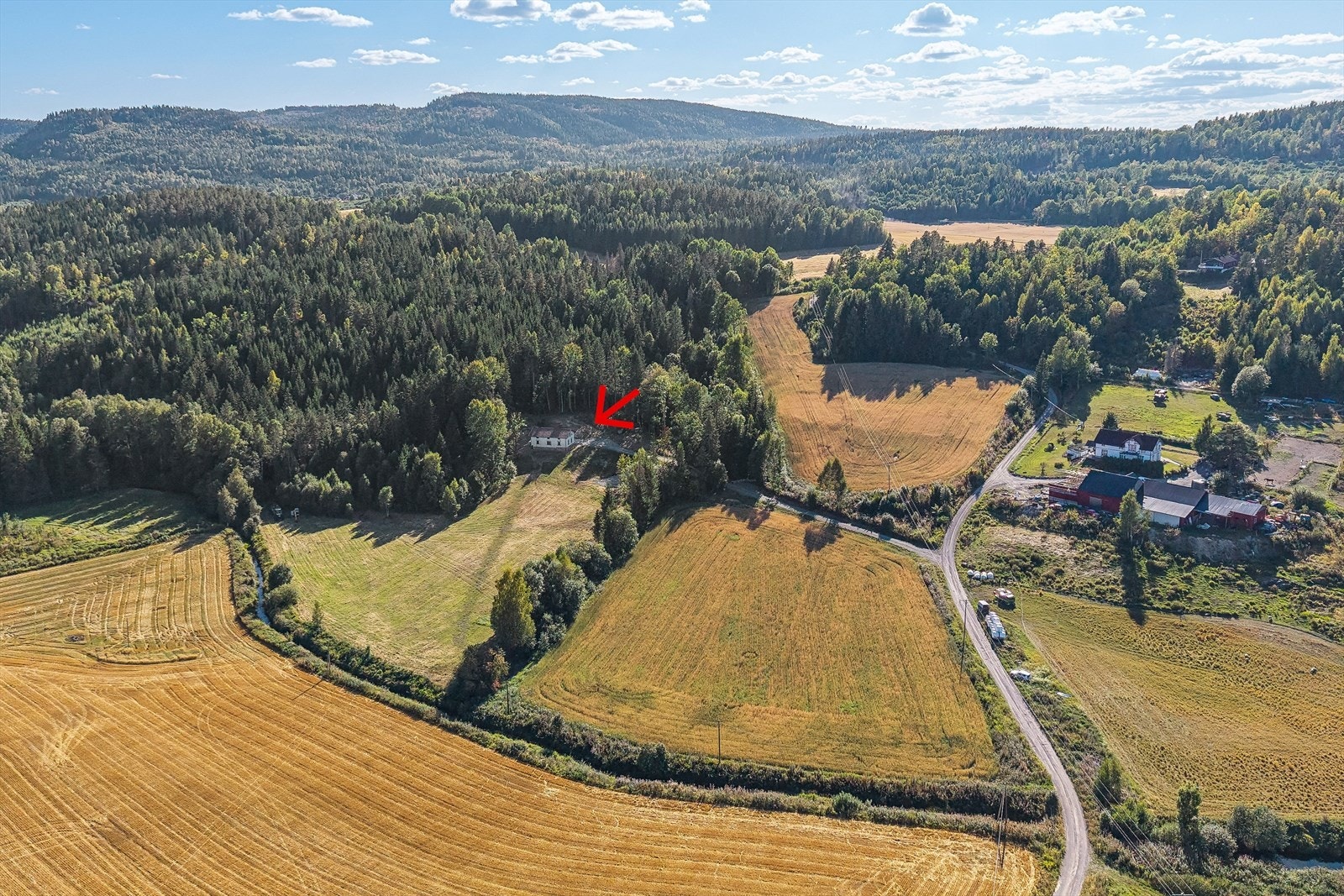 Tunet ligger skjermet til med lite innsyn fra naboer og omgivelser, og eiendommen byr på en sjelden kombinasjon av ro, natur og utviklingsmuligheter. Galleribilde