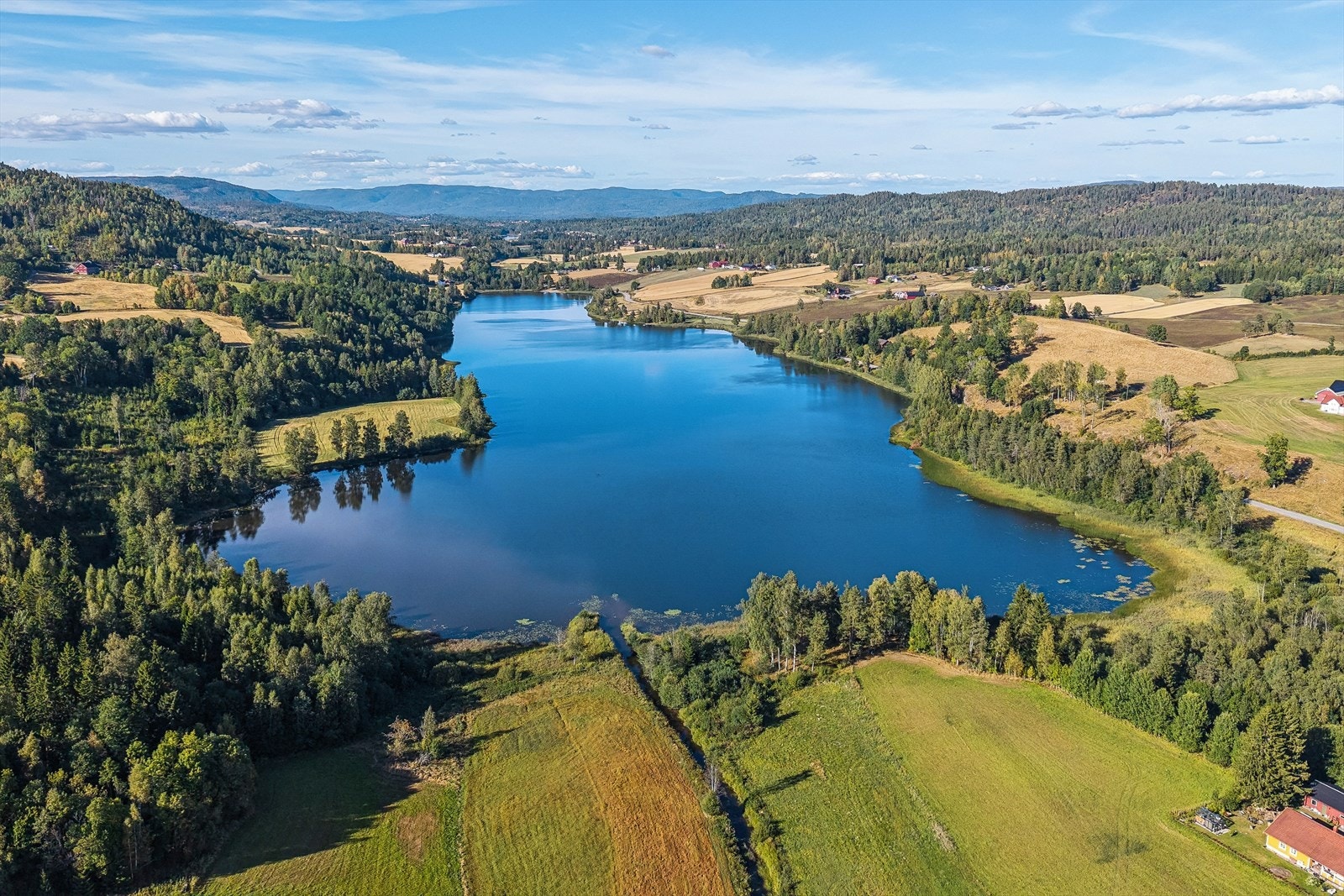 Småbruket ligger omgitt av åpne jorder, skogsområder og vakker natur, og byr på gode muligheter for den som ønsker et liv på landet med plass til hobbydrift, dyrehold eller egen kjøkkenhage. Galleribilde
