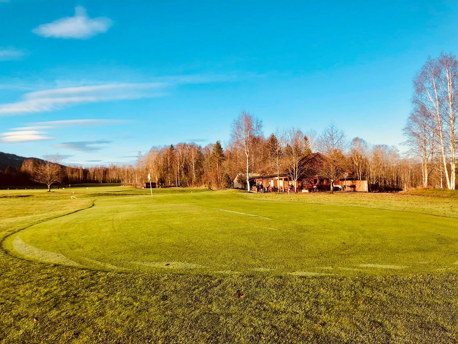 Velholdt golfanlegg i naturskjønne omgivelser. Galleribilde