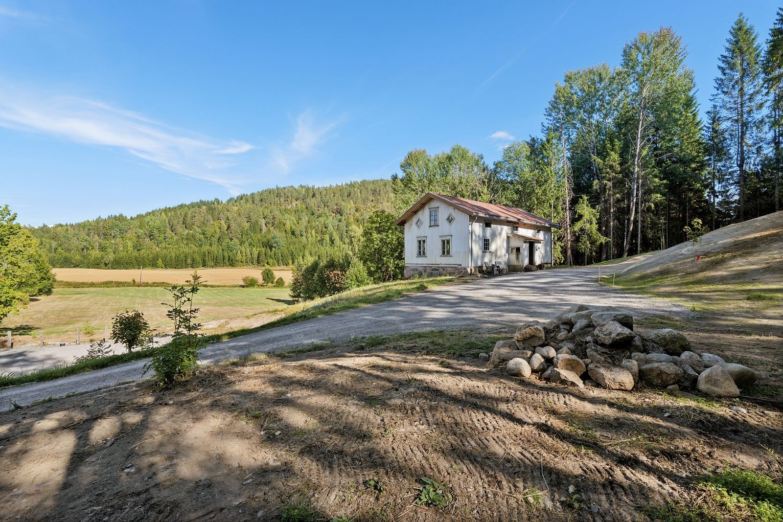 Eiendommen omkranses av jordbrukslandskap, skogholt og vakker natur som skaper en fredelig og tilbaketrukket atmosfære. Galleribilde