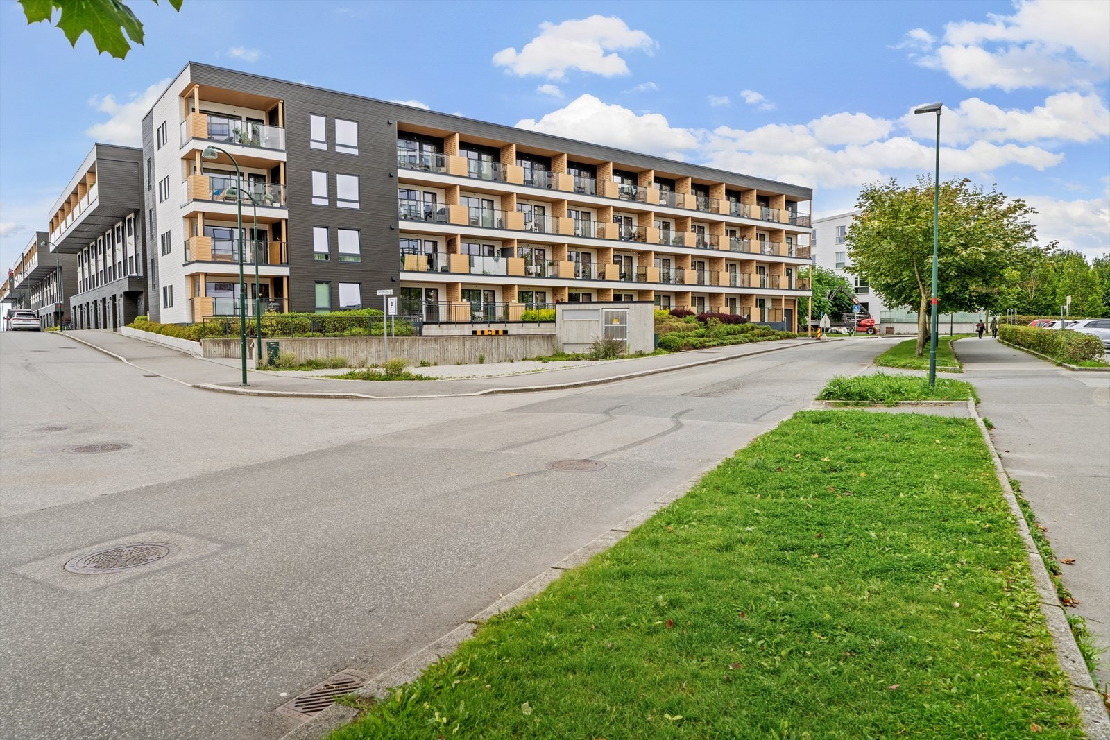 En kort spasertur sørover fra Lervig Brygge starter gangstien som går fra Breivik, forbi badeplassen i Godalen og like til Strømvig og småbåthavnen i Hillevågsvannet. Galleribilde