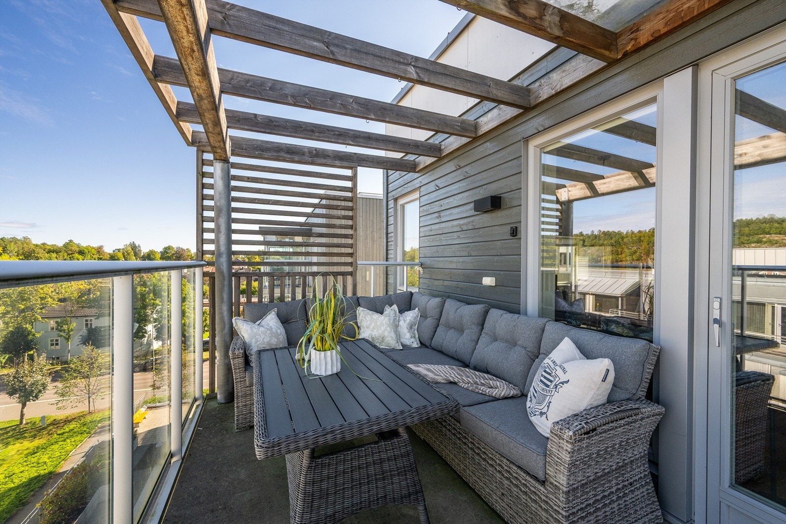 Den private balkongen har overbygget pergola og god plass til utemøbler. Galleribilde