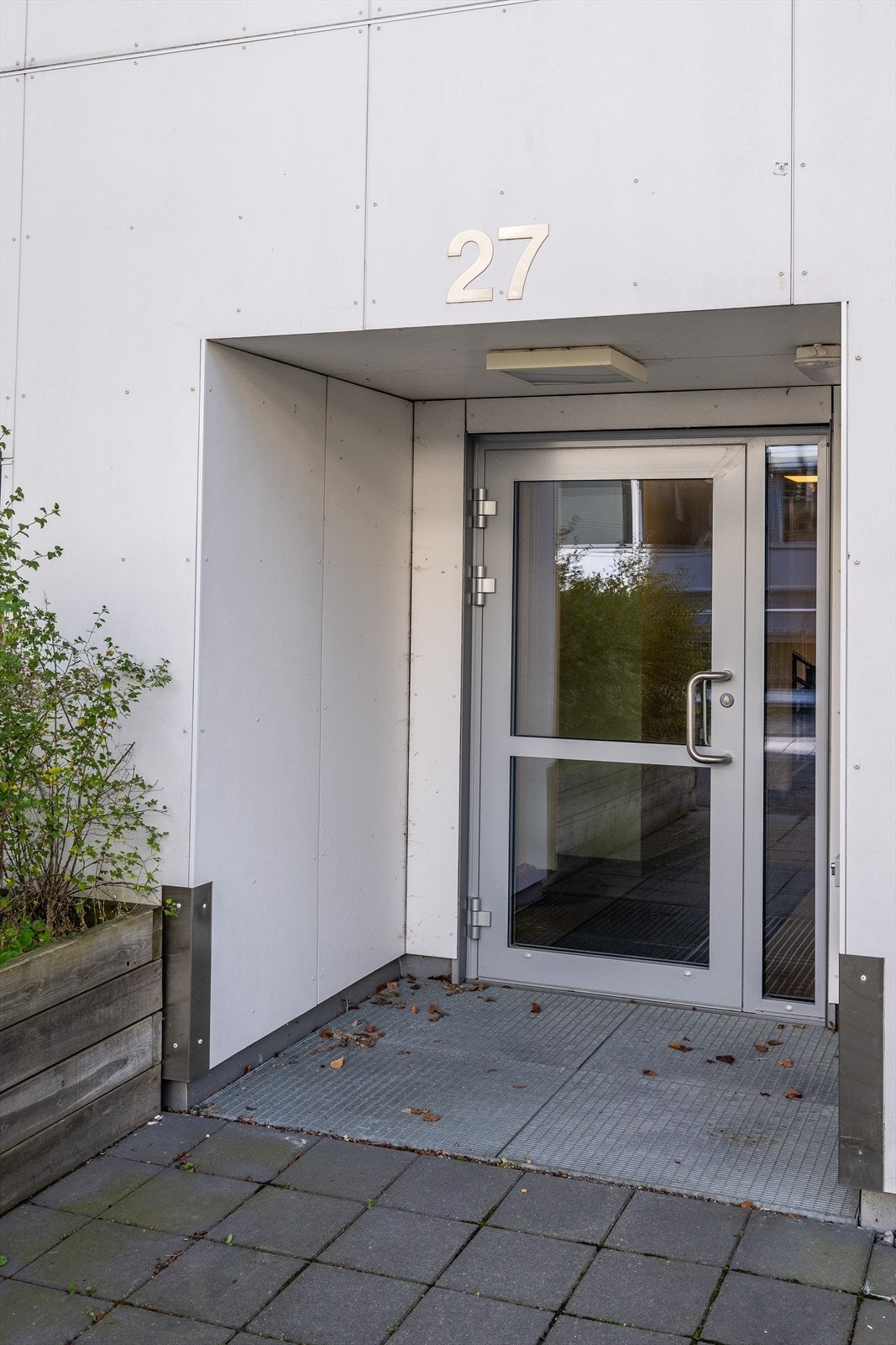 Inngangsparti med callinganlegg og heis opp til leilighetsplan. Galleribilde