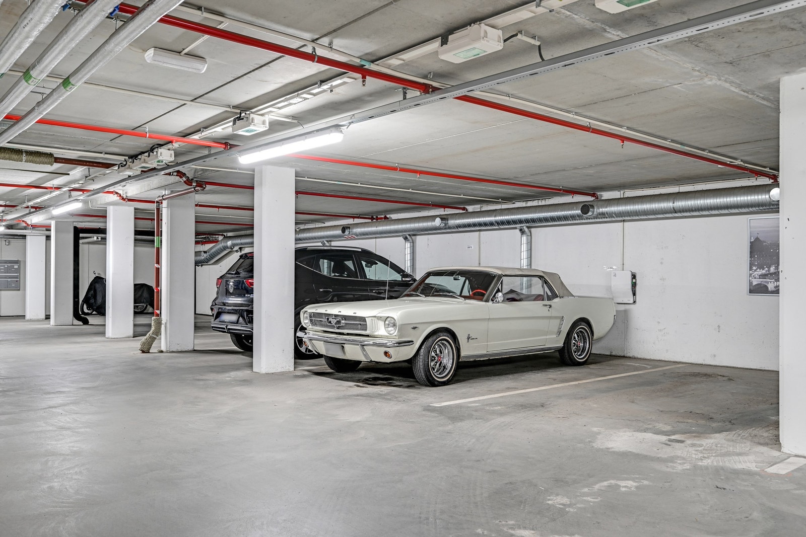 Leiligheten disponerer fast parkeringsplass med elbillader i felles garasjeanlegg. Galleribilde