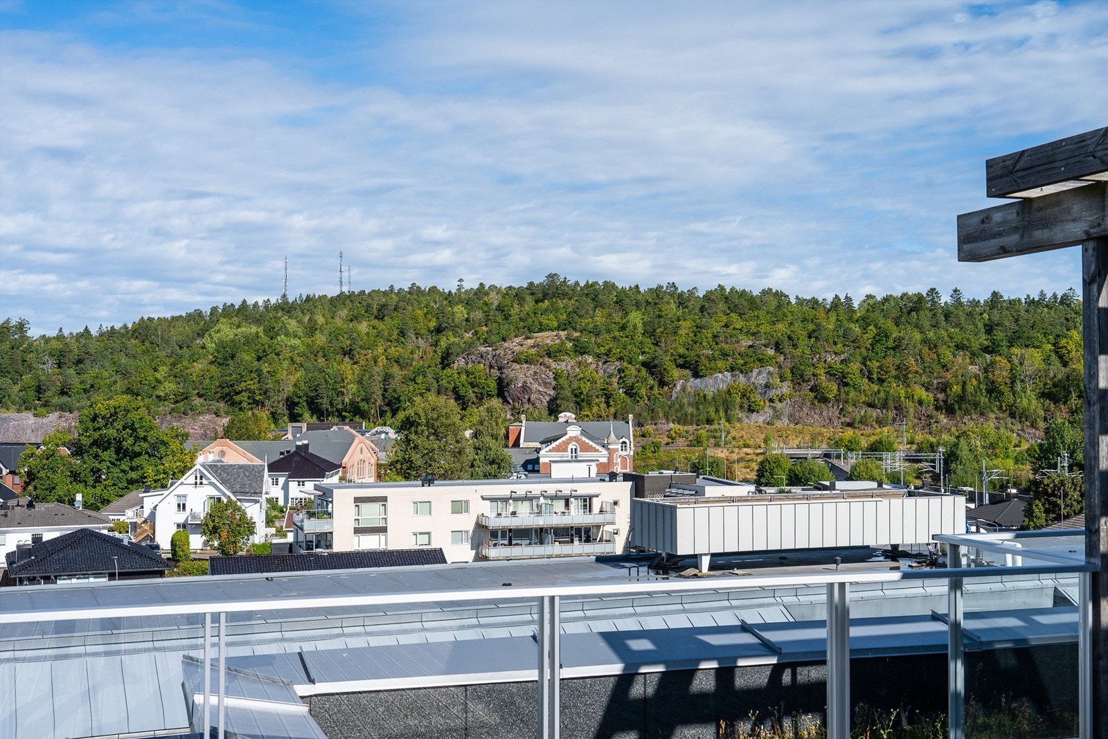 Flott utsyn mot de skogkledde høydene i Frodeåsen. Galleribilde