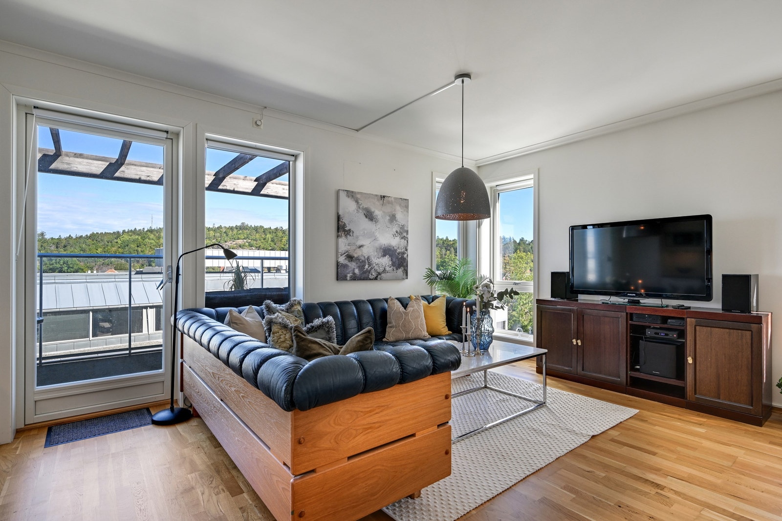 Store vindusflater slipper inn rikelig med dagslys i oppholdsrommet. Galleribilde