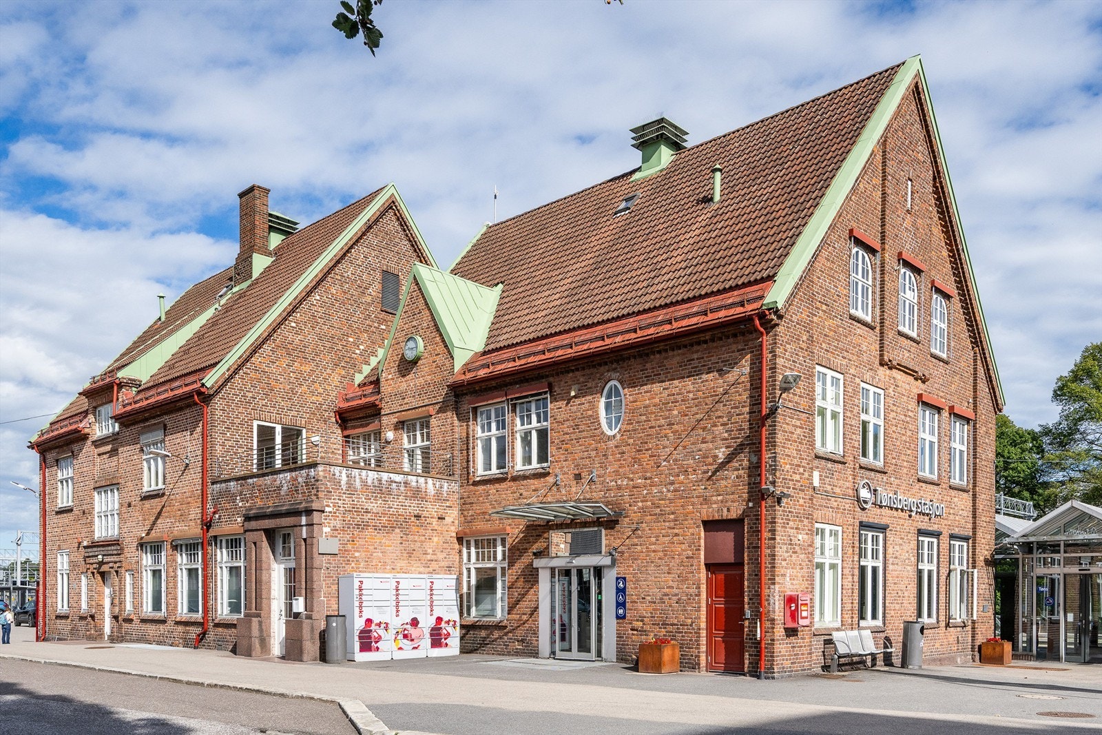 Tønsberg stasjon ligger kun sju minutters gange unna med hyppige togavganger. Galleribilde