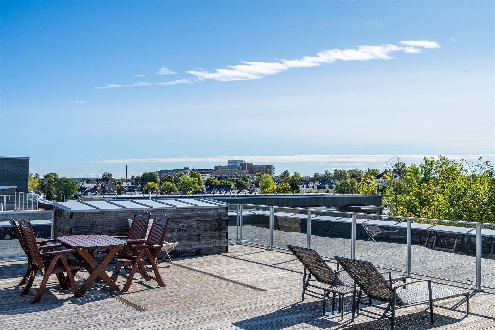 Vidstrakt utsyn over Tønsberg by og omegn fra takterrassen. Galleribilde