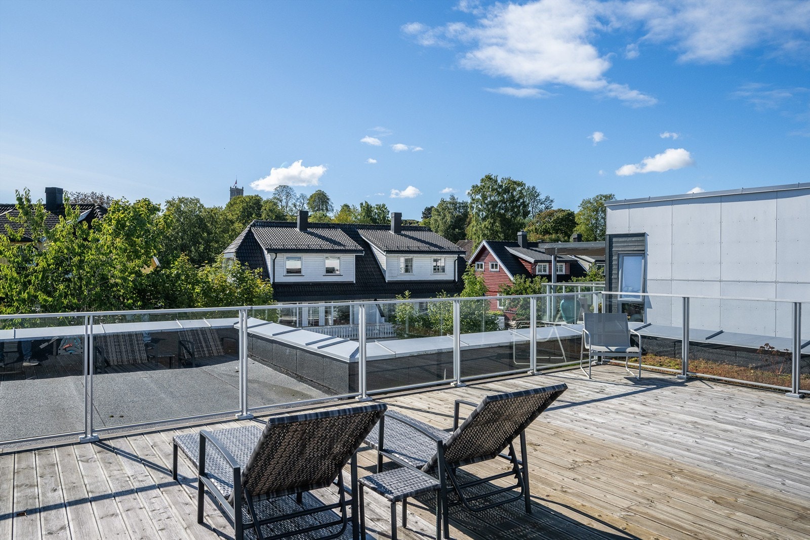 Felles takterrasse er innredet med sittegrupper og solstoler for beboerne. Galleribilde