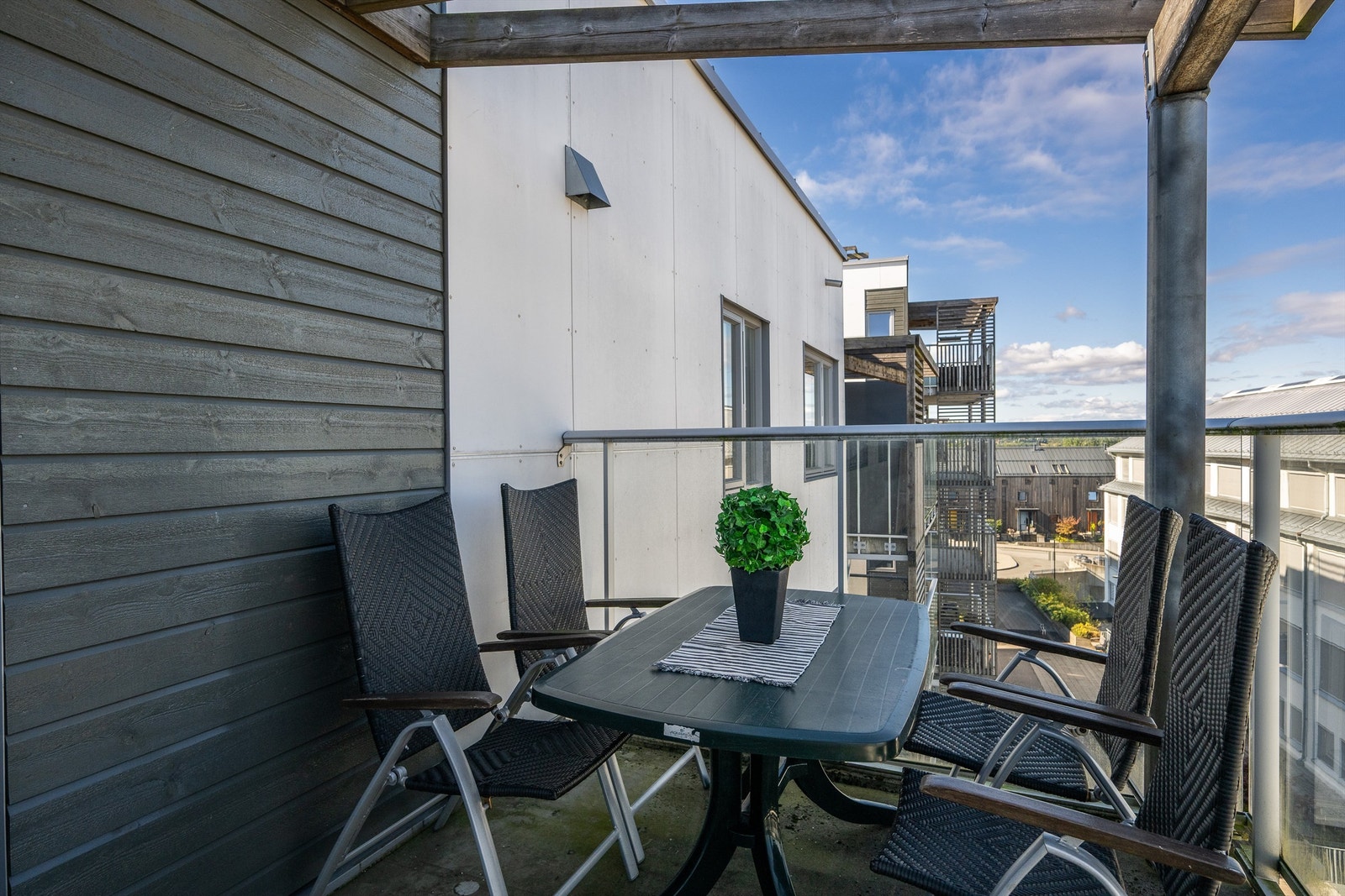 Balkongen har god plass til både sittegruppe og spisebord. Galleribilde