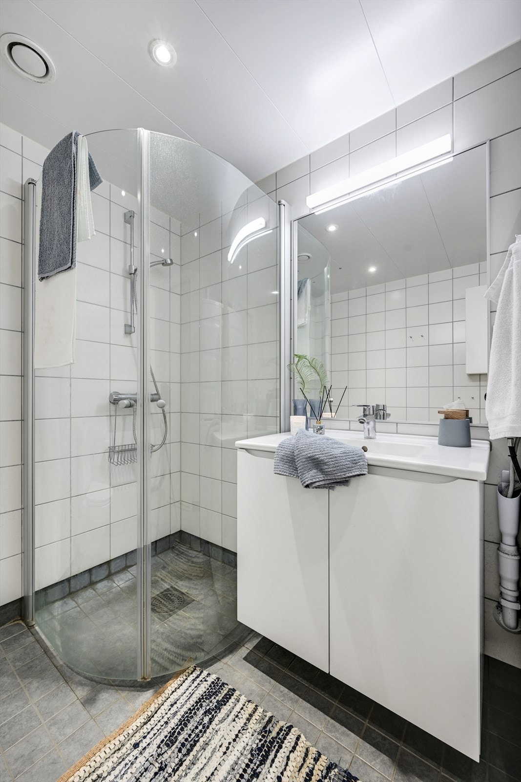 Rommet er utstyrt med innfelte downlights i himling og vegghengt toalett. Galleribilde