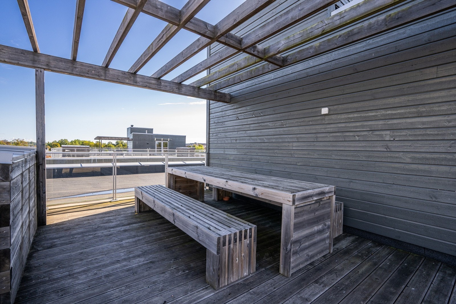 Skjermet sittegruppe under pergola på takterrassen. Galleribilde