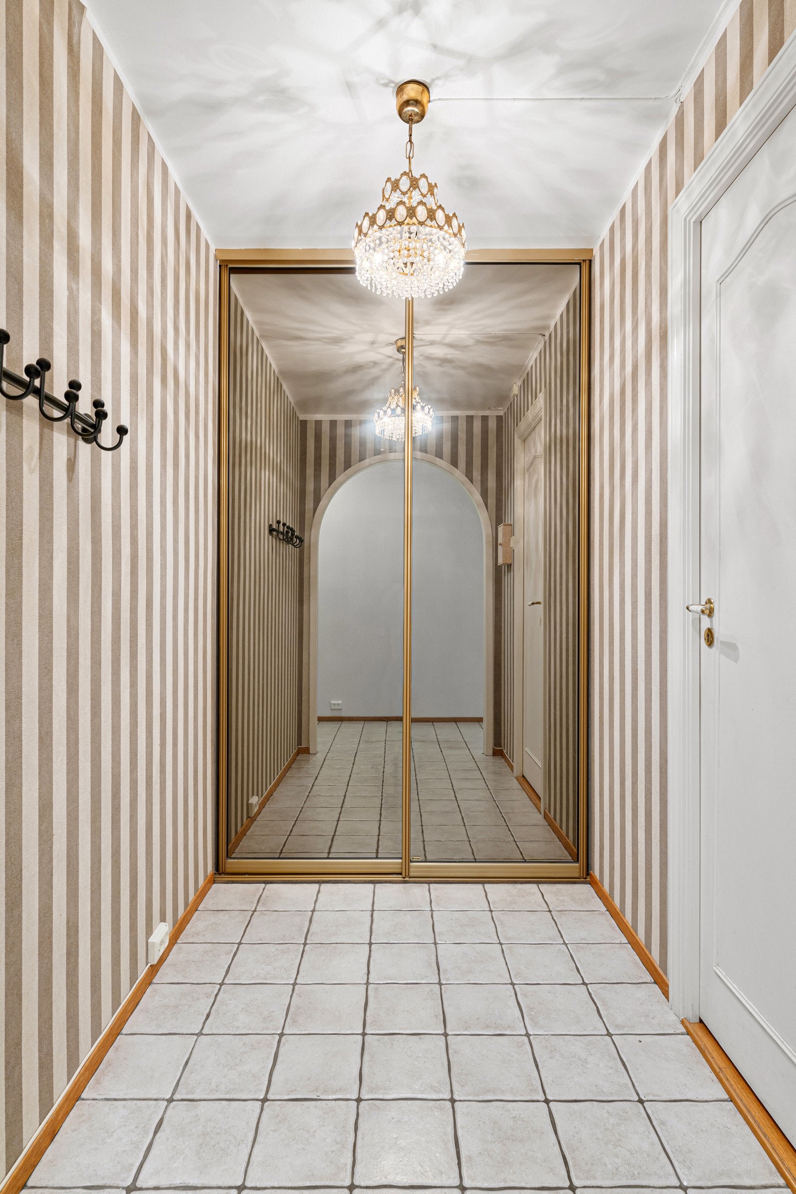 Åpen garderobe - Skyvedørsgarderobe med speildører Galleribilde