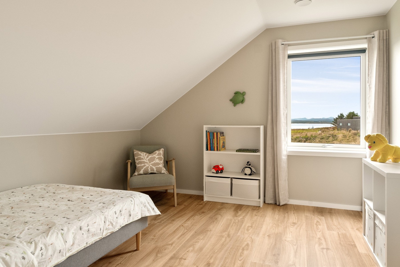 Soverommet på 11,8 m² har god plass til seng, oppbevaring og skriveplass, og egner seg godt som barne- eller ungdomsrom. Galleribilde