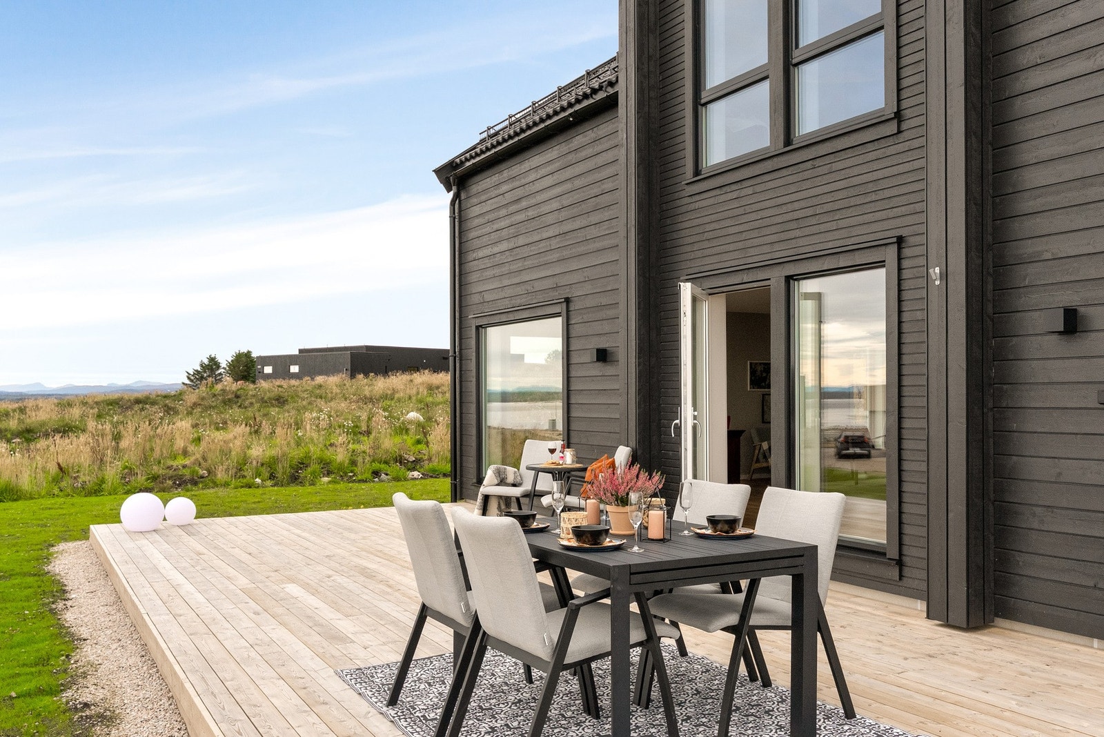 Den sørvendte markterrassen på hele 43 m² gir god plass til både spisegruppe og flere sittegrupper. Galleribilde