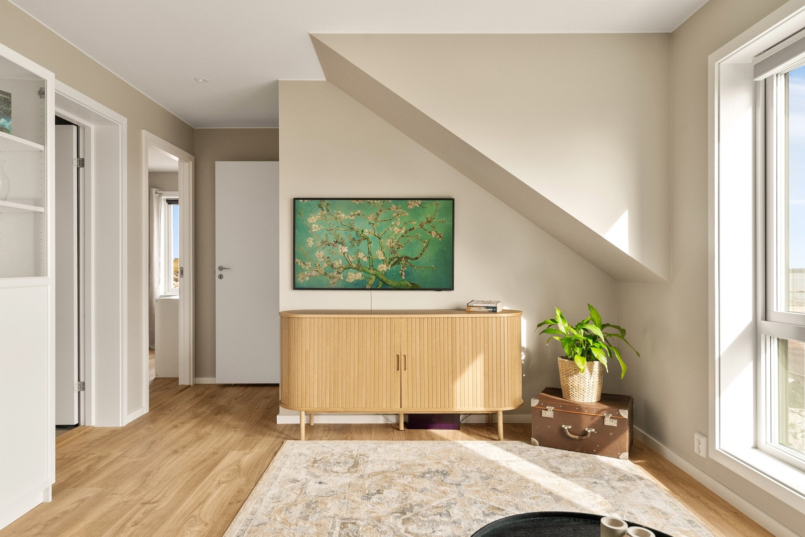 Her kan man trekke seg tilbake for en rolig kveld, samtidig som også loftstuen har flott utsikt mot havet. Galleribilde