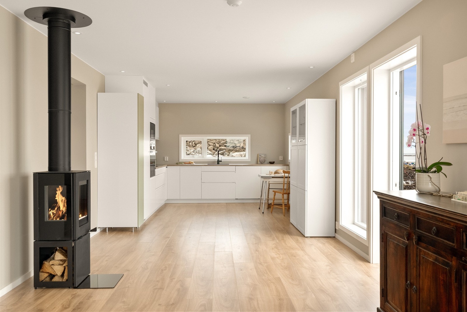 Det lyse og tidløse kjøkkenet på 14,6 m² er levert av Drømmekjøkkenet. Hvite fronter kombineres med heltre benkeplate og gir et elegant, varmt og skandinavisk uttrykk. Galleribilde