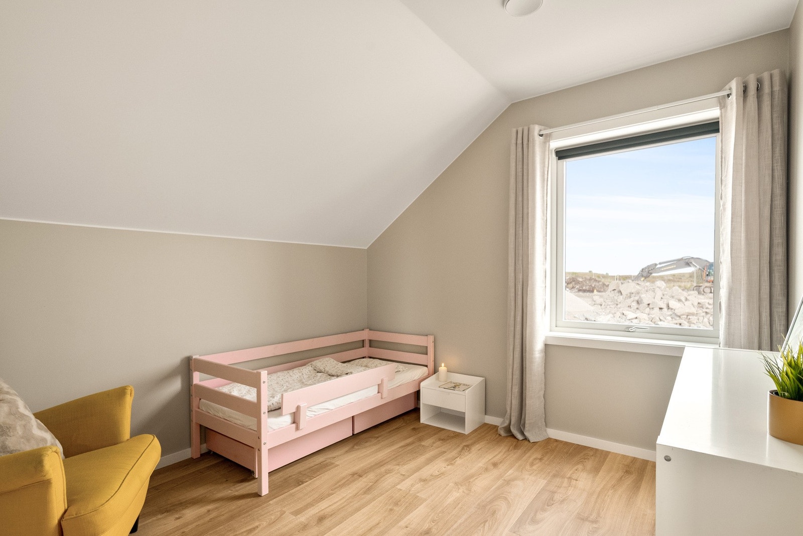 Det fjerde soverommet er på 9,4 m² og kan benyttes som barnerom, gjesterom, kontor eller annet bruksrom. Herfra er det også tilgang til et praktisk kneveggsloft/lager. Galleribilde