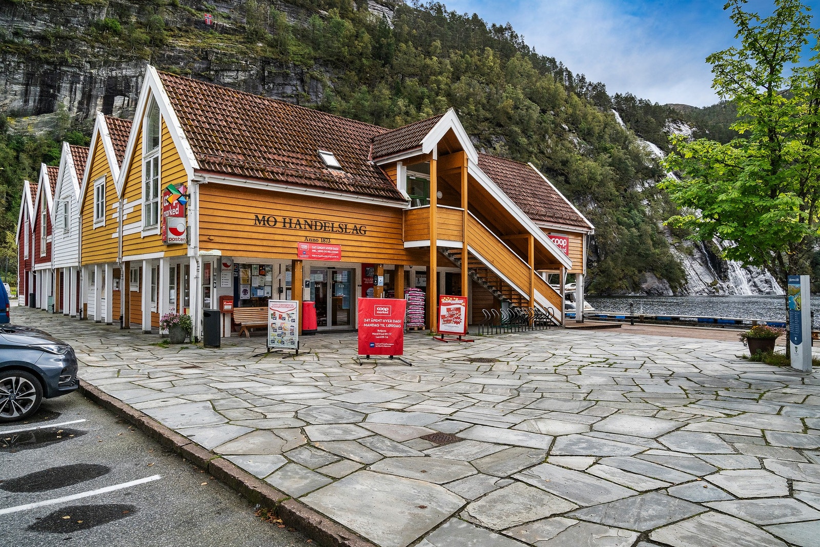 I Mo sentrum, kun få km fra hytten, er det døgnåpen dagligvare, aktiviteteshus, svømmebasseng, bowling m.m Galleribilde