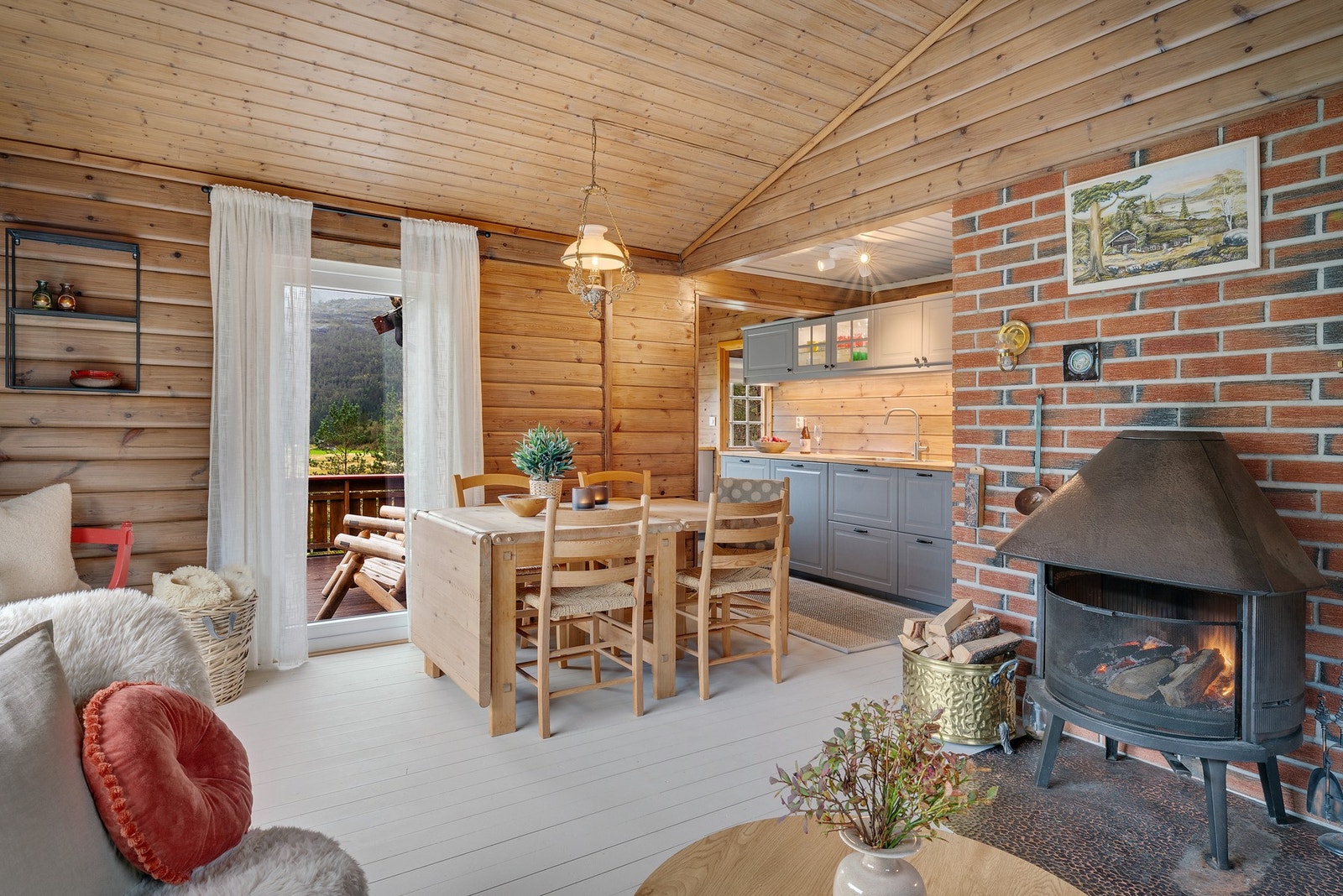 Det er lett å se for seg fine sommer- og høstkvelder med fyr i ovnen og familien som samles for spillkveld rundt bordet. Galleribilde