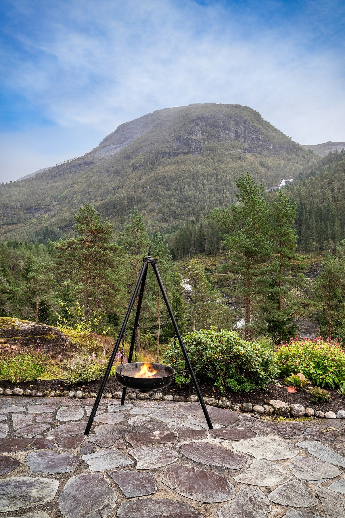 Selger har hatt mange gode sommerkvelder rundt bålpannen- helt stille, kun lyden av fossen Galleribilde
