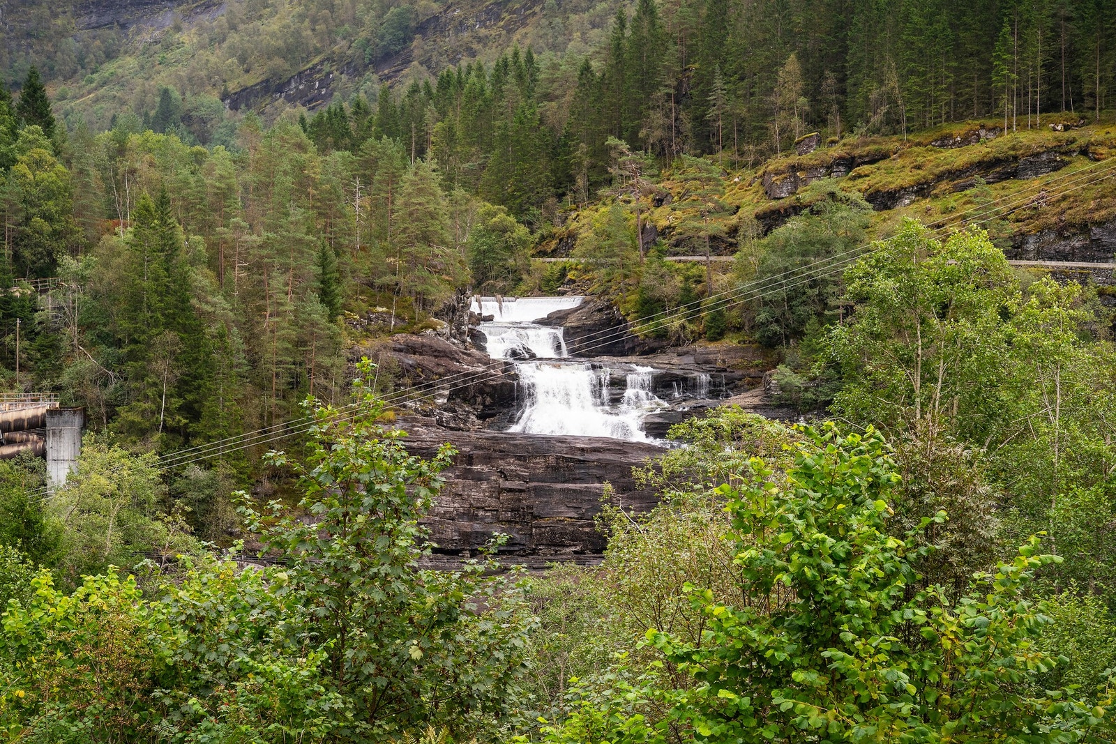 Hytten ligger fint til med fjell, elv, fiske- og turmuligheter rett utenfor Galleribilde
