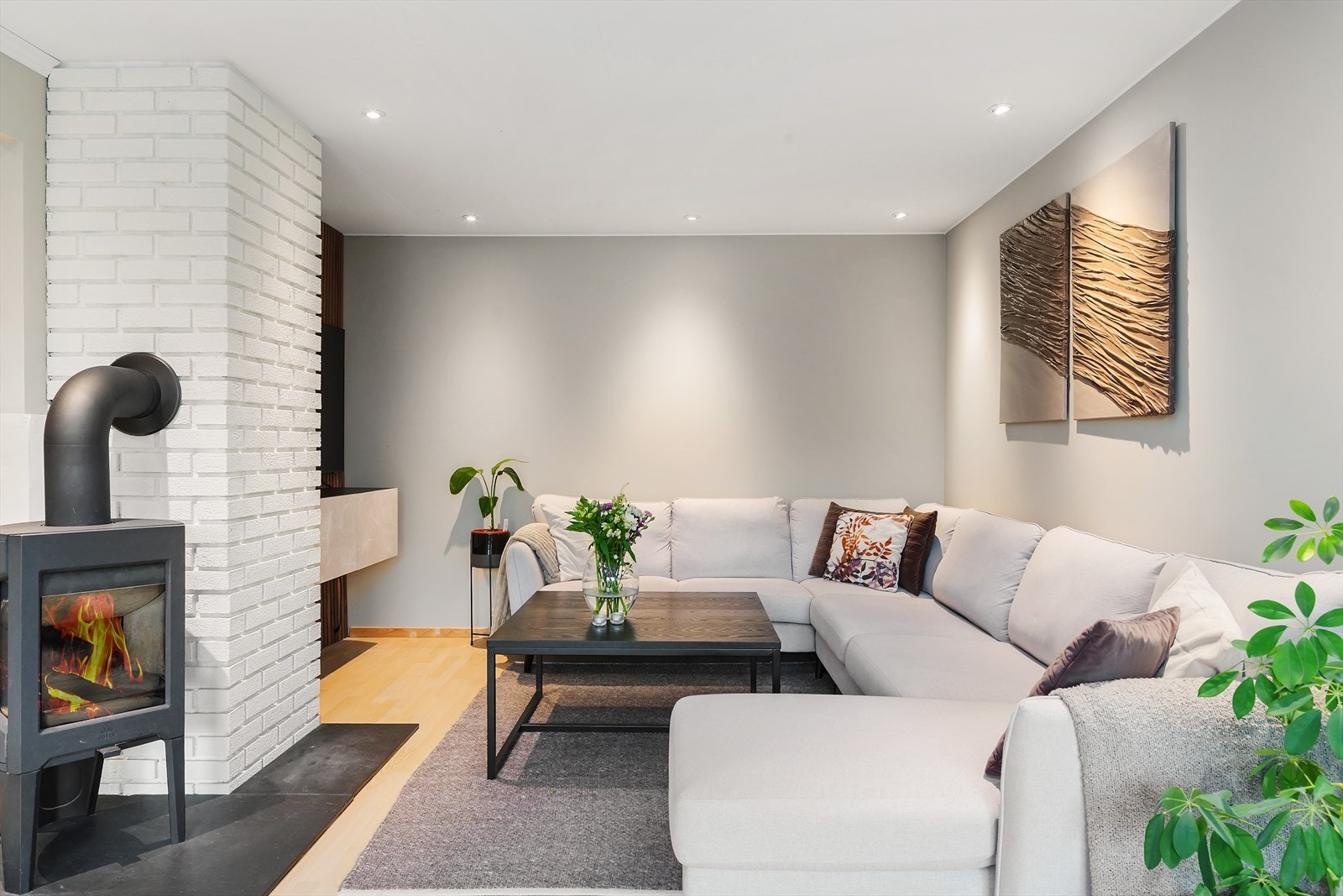 God plass til sofagruppe, sittegruppe og spisestuen Galleribilde