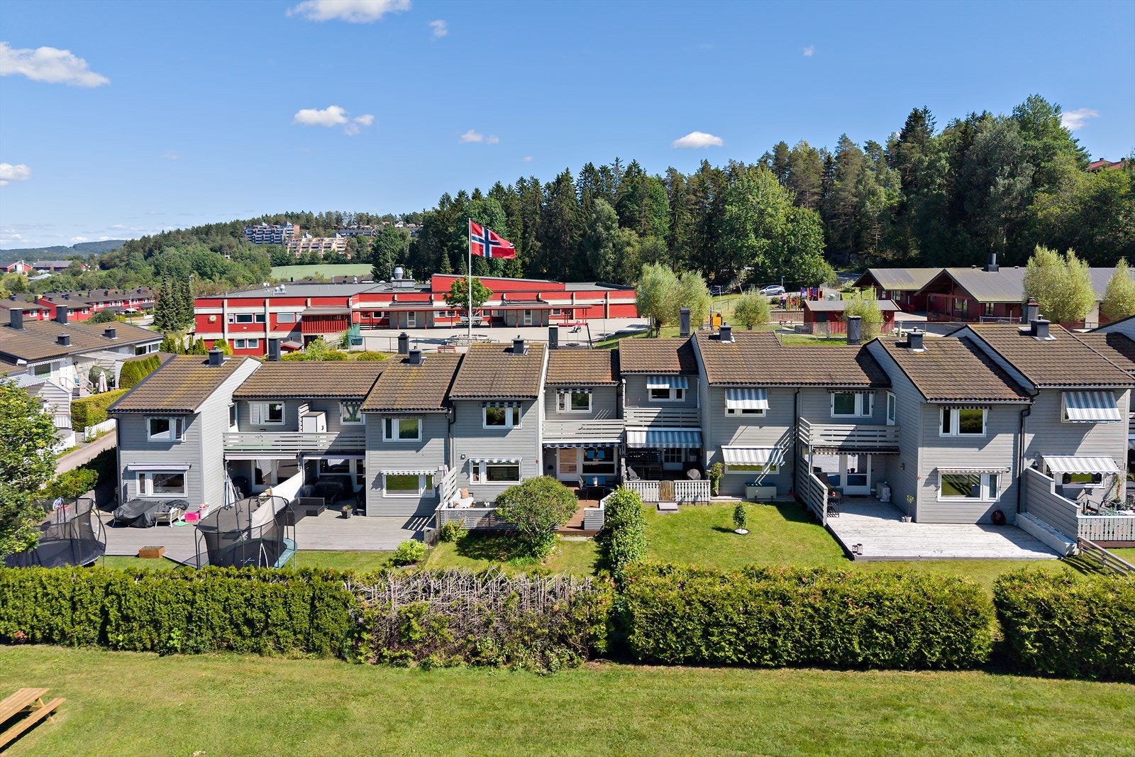 Boligen byr på svært gode utearealer på begge sider, med fine muligheter for å nyte solen gjennom dagen. Skole og barnehage 30 sekunder unna. Galleribilde